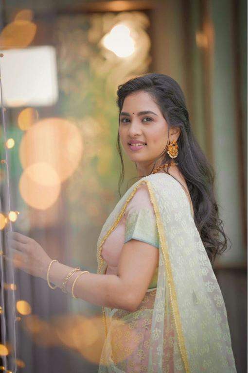 Gorgeous Saree Stills of Dimple beauty Actress Srushti dange