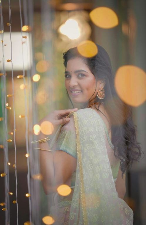 Gorgeous Saree Stills of Dimple beauty Actress Srushti dange