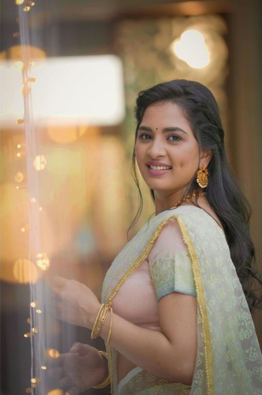 Gorgeous Saree Photos of Dimple beauty Actress Srushti dange