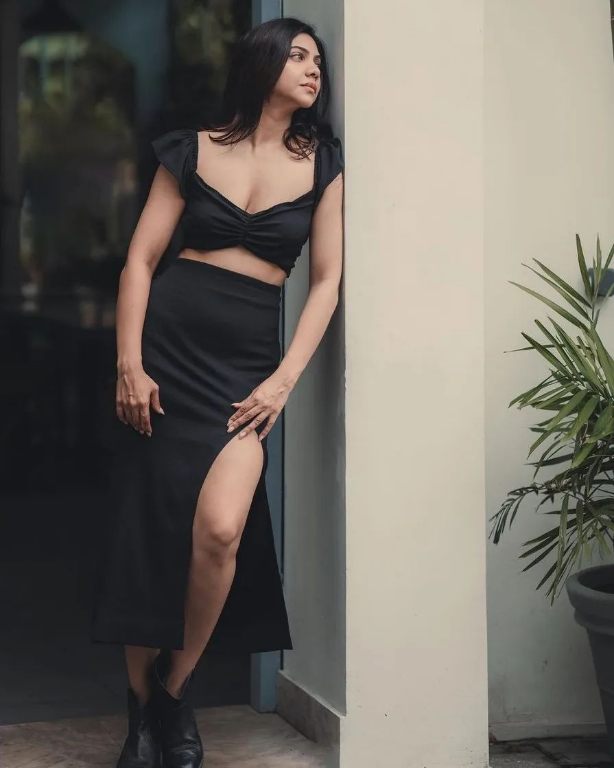 Madonna Sebastian Gorgeous in Ruched Front Puff Sleeveless Crop Top Outfit